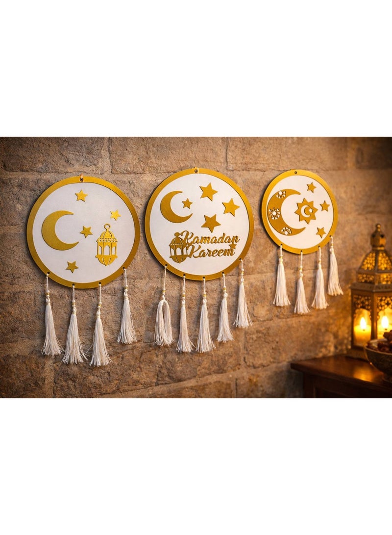 ثلاث قطع من اللافتات الدائرية لتزيين الجدران والأبواب، لافتات ترحيبية خشبية لشهر رمضان، لوحة سوداء وذهبية معلقة على الحائط - Image 1